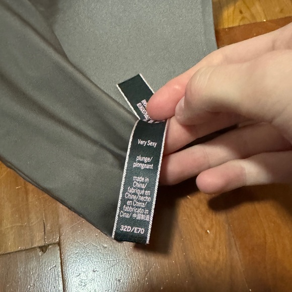 Victoria’s Secret 32D grey bra - Picture 4 of 4